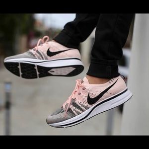 Nike flyknit trainer crimson